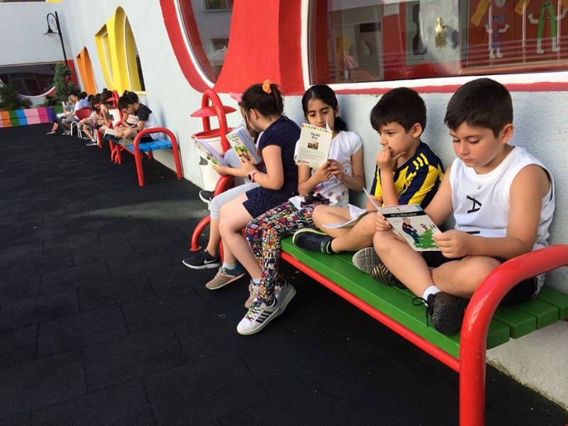 Kahvaltı Sonrası Kitap Okuma Saati